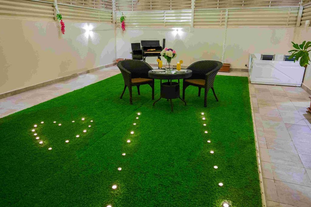 Rest Night Hotel Apartment Riadh Exterior foto Artificial grass in a home
