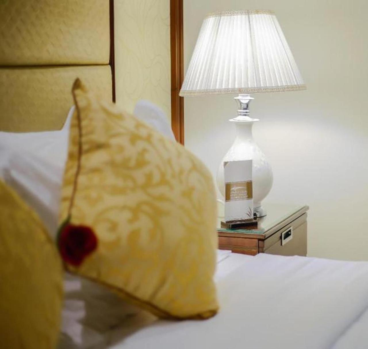 Rest Night Hotel Apartment Riadh Exterior foto A lamp on a bedside table